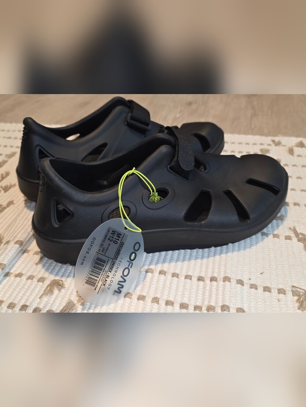 NEW OOFOS  OOcandoo Sandals Black Mens 10/ Womens 12 Lightweight Recovery Shoes